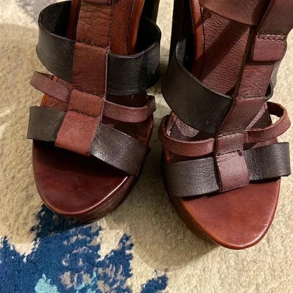 Leather 70s platform sandals. 6 - Picture 4 of 12